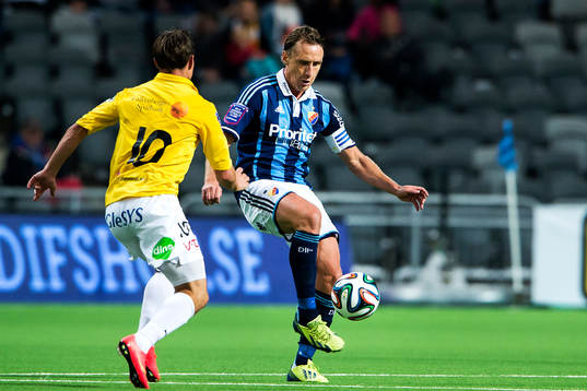 Djurgårdens Andreas Johansson tar sig förbi Falkenbergs