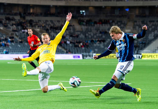 Djurgårdens Simon Tibbling med ett inlägg förbi