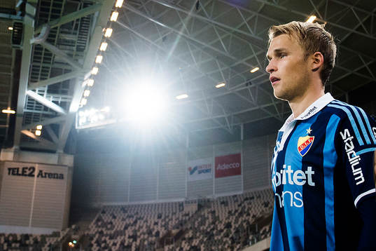 Djurgårdens Sebastian Andersson  på väg in på plan