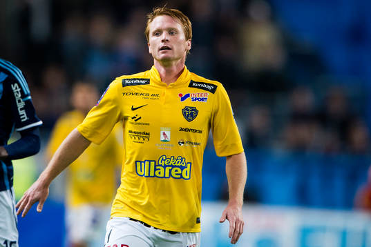 Djurgårdens Mark Mayambela och Falkenbergs Dan Keat