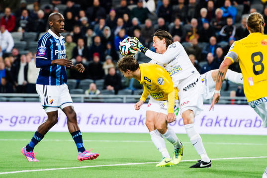Falkenbergs målvakt Otto Martler gör en räddning