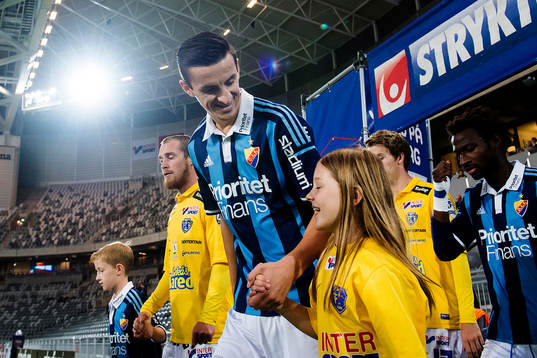 Djurgårdens Haris Radetinac pratar med en knattespelare