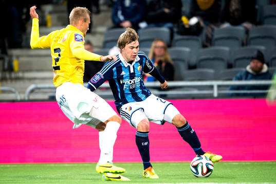 Djurgårdens Simon Tibbling tar sig förbi Falkenbergs