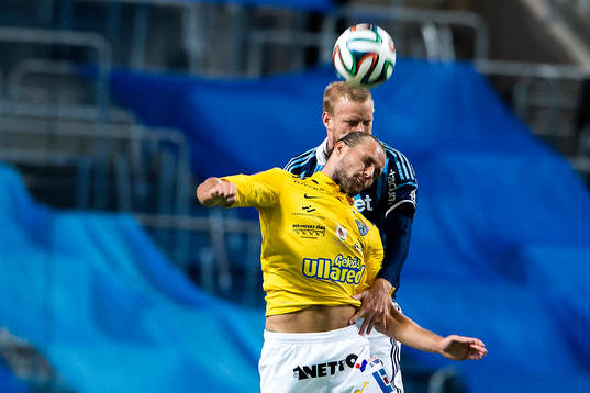 Djurgårdens Fredrik Stenman i en luftduell med Falkenbergs