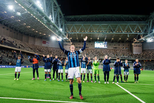 Djurgårdens spelare jublar med Emil Bergström längst