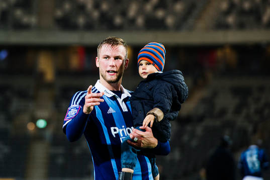 Djurgårdens Aleksander Faltsetas med sin son