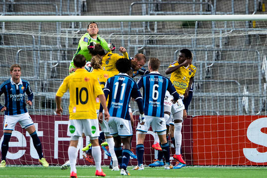 Djurgårdens målvakt Kenneth Høie plockar ner en boll vid