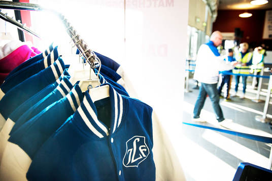 Tröjor med Leksands logotyp säljes i Starshop i entrén