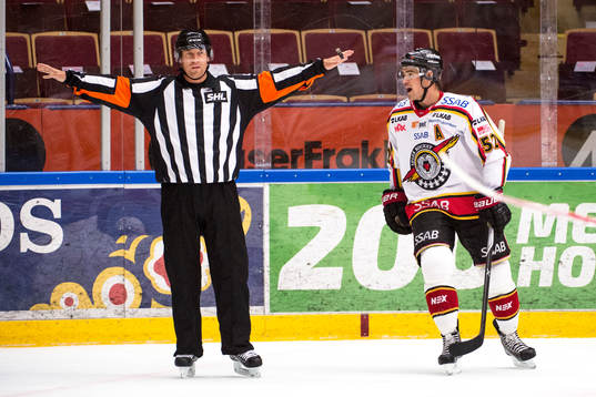Domaren Sören Persson dömer bort mål från Luleås Karl