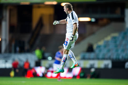 Åtvidabergs målvakt Henrik Gustavsson jublar