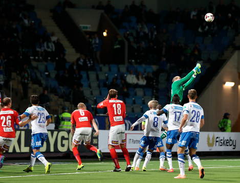 Norrköpings målvakt Marcus Sahlman boxar bollen