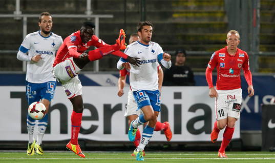 Hög spark av Kalmars Papa Alioune Diouf