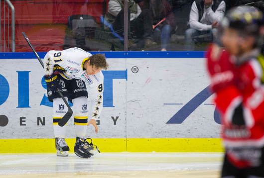 s Andreas Jämtin plockar upp sin hjälm