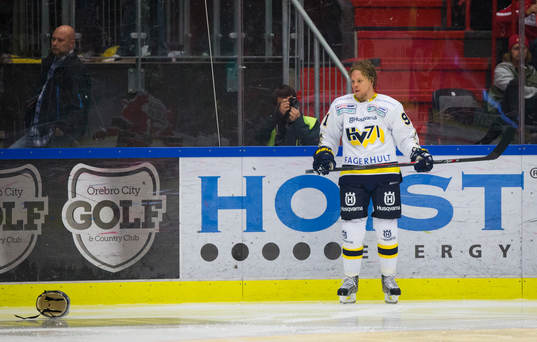 s Andreas Jämtin tittar på sin hjälm