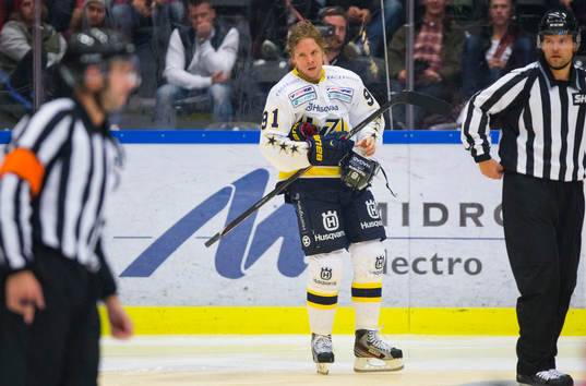 s Andreas Jämtin plockar upp sin hjälm och deppar