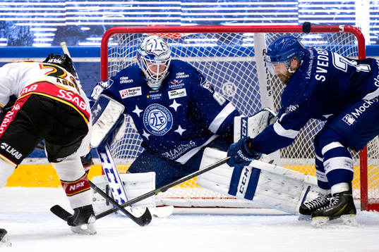 Luleås Emil Sylvegård missar skott på Leksands målvakt