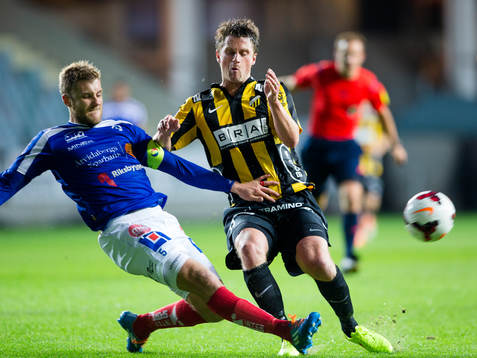 Åtvidabergs Daniel Hallingström glidtacklar undan bollen