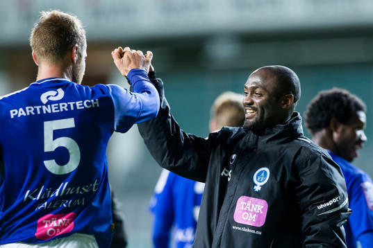 Åtvidabergs Daniel Hallingström gör high five med