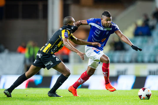 Häckens Walid Atta blir tunnlad och rundad av Åtvidabergs