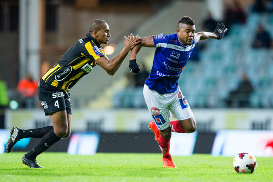 Häckens Walid Atta blir tunnlad och rundad av Åtvidabergs