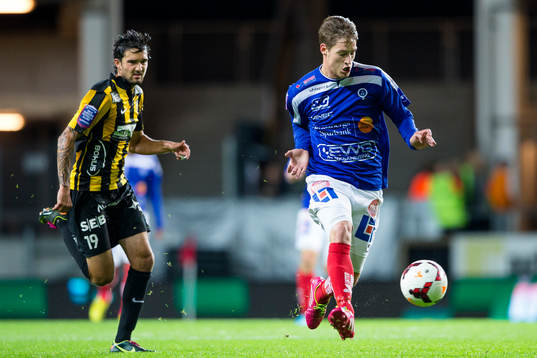 Åtvidabergs Victor Sköld före Häckens Leonard Zuta