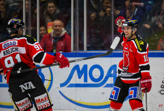 Örebros Derek Ryan gör 2-0 och jublar med Jakub Krejcik