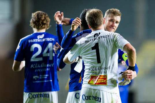 Åtvidabergs målvakt Henrik Gustavsson kramas om av