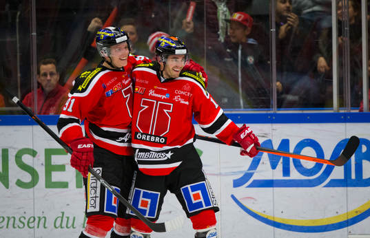 Örebros Derek Ryan gör 2-0 och jublar med Jakub Krejcik