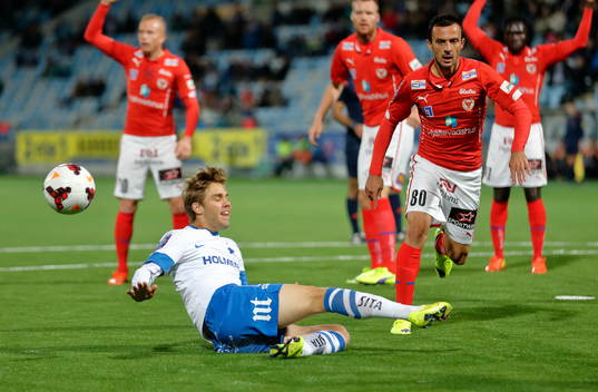 Norrköpings Christoffer Nyman sparkar luft