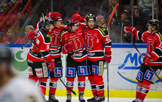 Örebros Derek Ryan gör 2-0 och jublar med Jakub Krejcik,