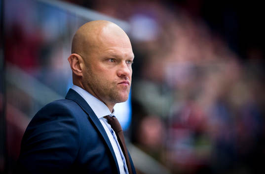 s tränare Andreas Johansson deppar