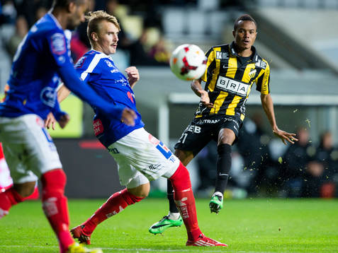 Häckens Nasiru Mohammed skjuter ett skott som går i