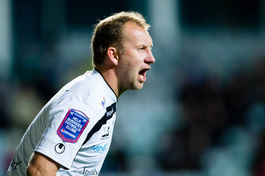 Åtvidabergs målvakt Henrik Gustavsson manar på sitt