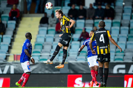 Häckens Simon Sandberg nickar bort bollen