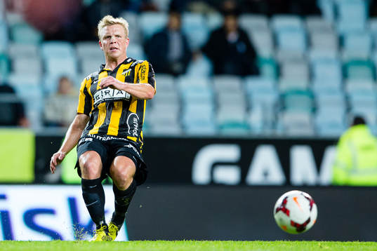 Häckens David Frölund slår en passning