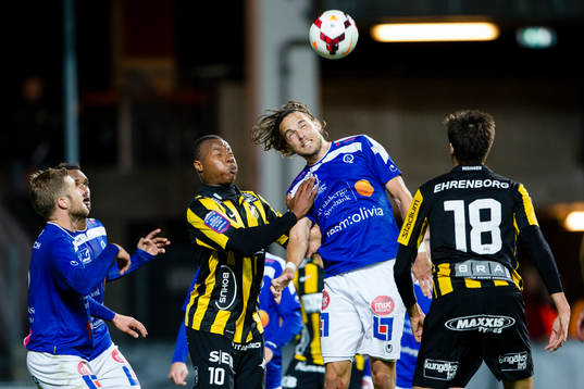 Åtvidabergs Tom Pettersson når högst i luften mot
