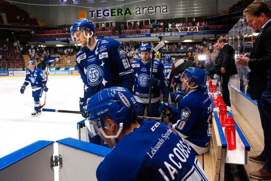 Leksands Johan Ryno deppar i båset med sina lagkamrater