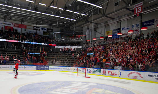 Örebro vinner med 2-0 och målvakt Julius Hudacek jublar
