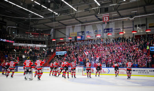 Örebro vinner med 2-0 och jublar framför fansen