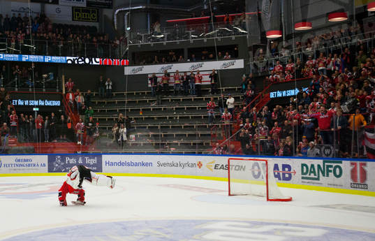 Örebro vinner med 2-0 och målvakt Julius Hudacek jublar