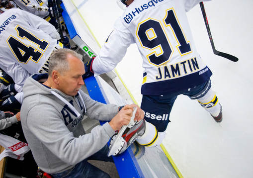 s materialare slipar HV71:s Andreas Jämtins skridskor