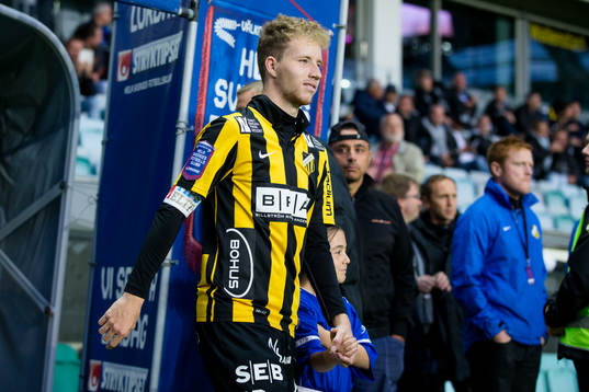 Häckens Samuel Gustafson på väg in till fotbollsmatchen