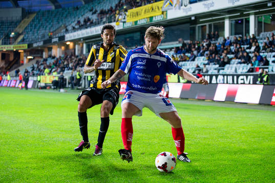 Åtvidabergs Allan Arenfeldt Olesen täcker bollen för