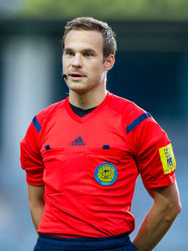 Domare Kristoffer Karlsson innan fotbollsmatchen i