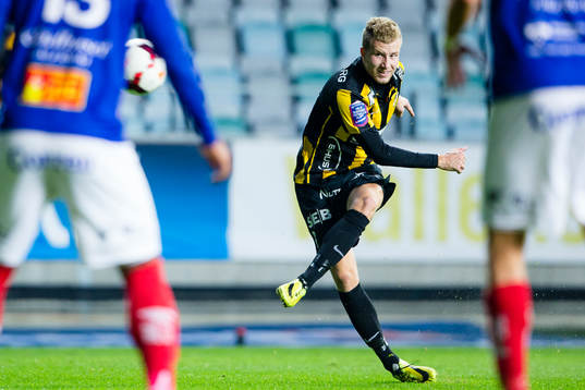 Häckens Simon Gustafson skjuter en frispark
