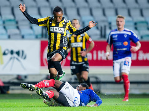 Häckens Nasiru Mohammed blir glidtacklad av Åtvidabergs