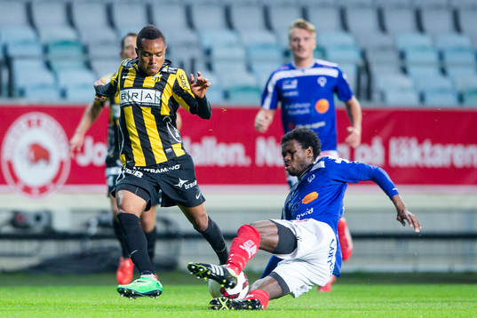 Häckens Nasiru Mohammed blir glidtacklad av Åtvidabergs