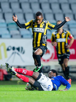Häckens Nasiru Mohammed blir glidtacklad av Åtvidabergs