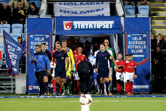 Intåg med domartrion med bland andra Mohammed Al-Hakim