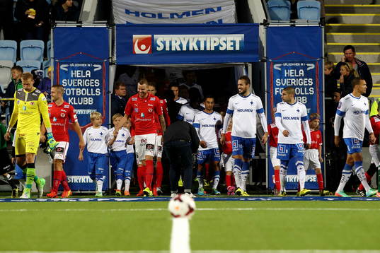 Intåg till fotbollsmatchen där Kalmars Marcus Nilsson och